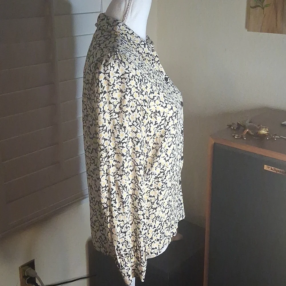 🌼🖤Oliver Bonas Sassy Daisy Print Button Down Long Sleeves Blouse Size 4